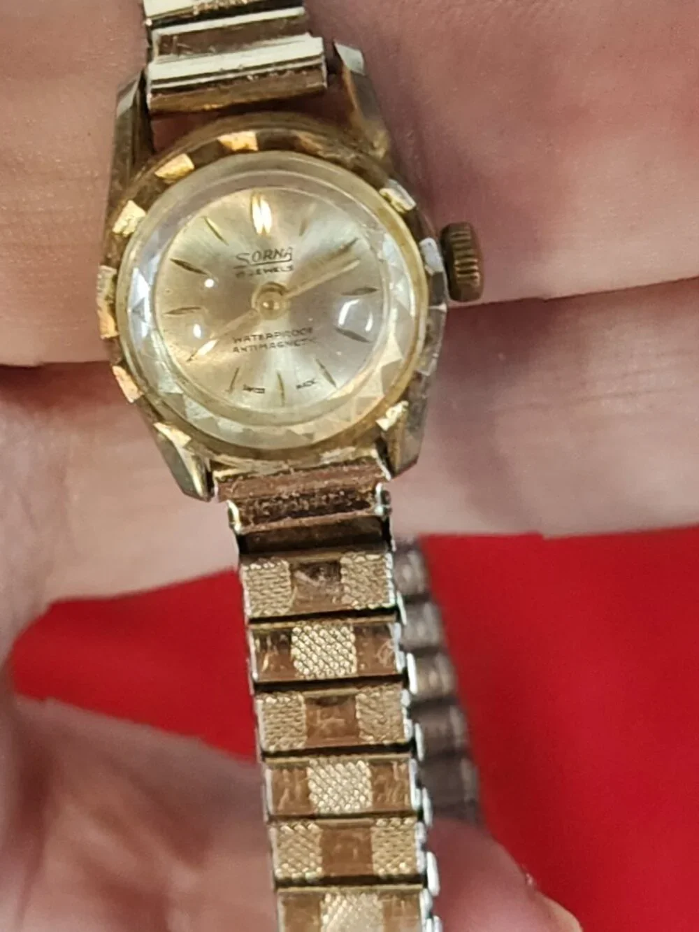Sorna 17 Jewel Gold and Silver Plate Antimagnetic Waterproof Flex SS Back Watch